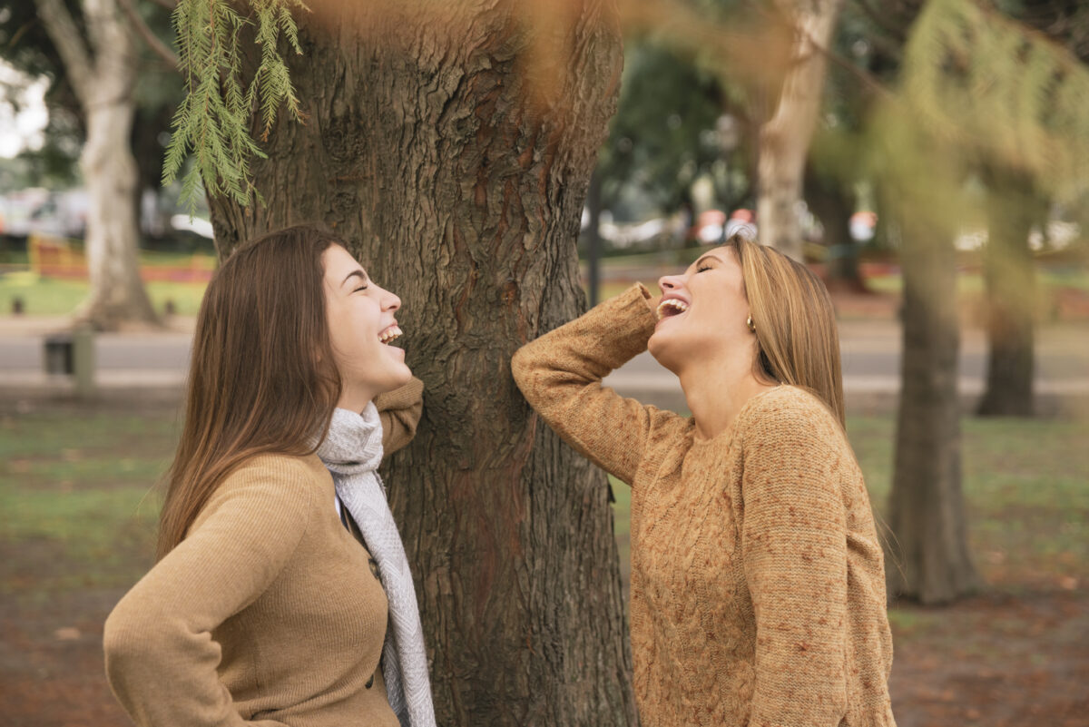 Parkta iletişim kuran iki kadın