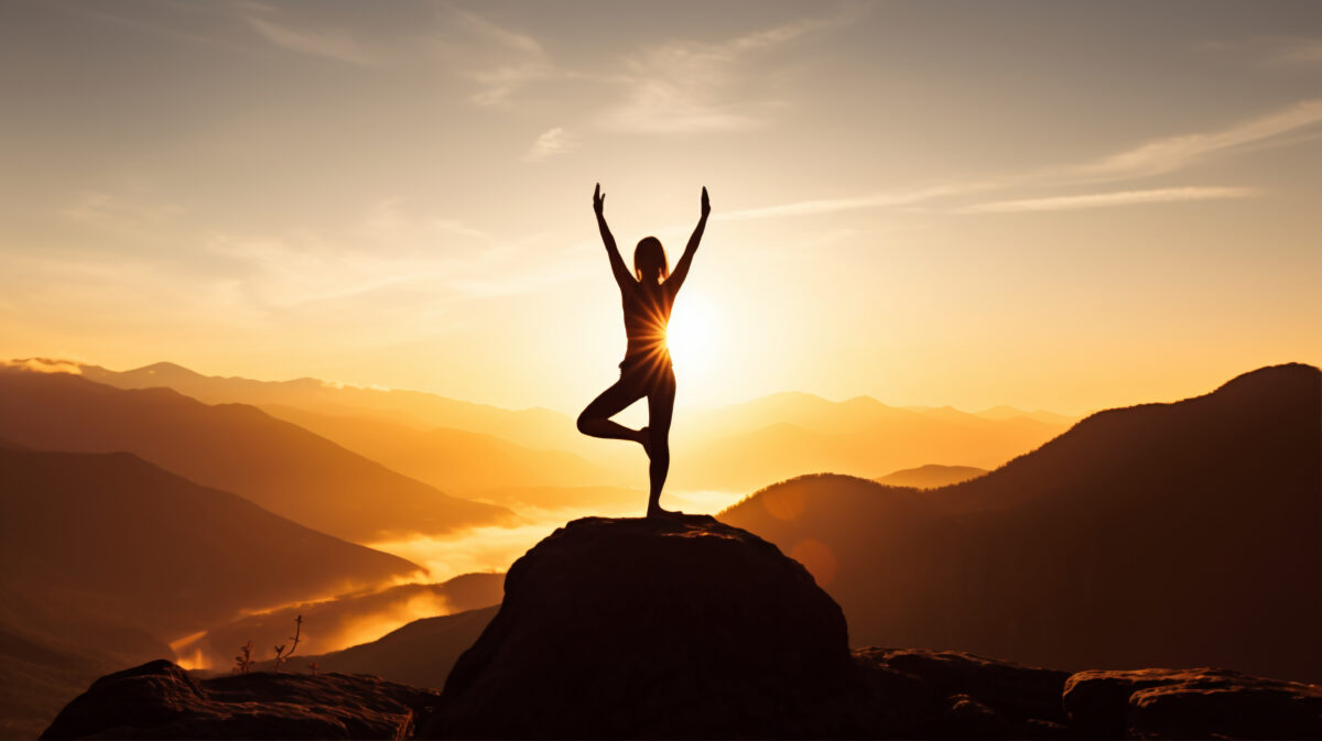 Gün batımında meditasyon yapan kişi